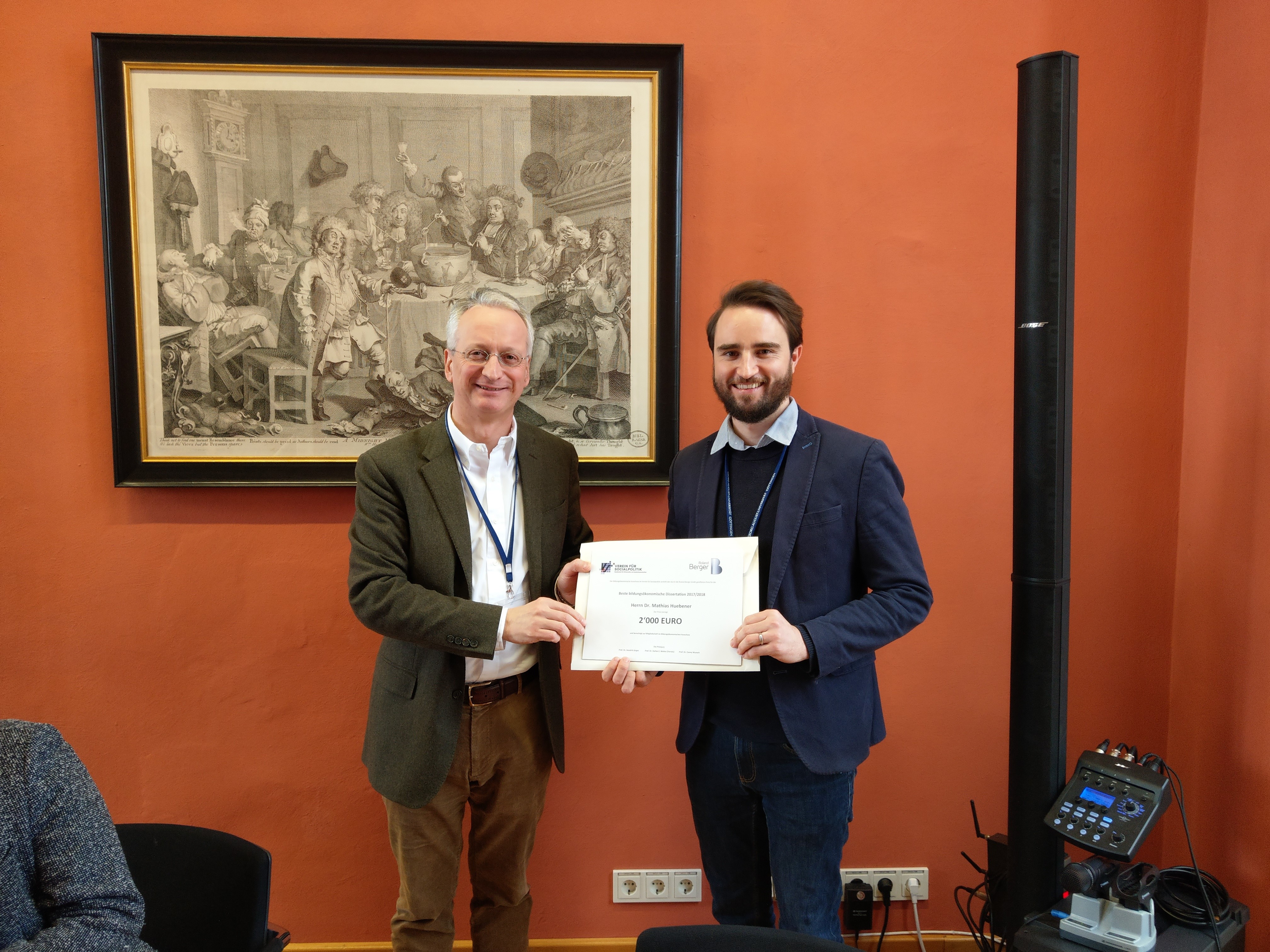 Mathias Hübener (rechts) nimmt die Urkunde zum Preis für die beste bildungsökonomische Dissertation 2017/18 von dem Vorsitzenden des Bildungsökonomischen Ausschusses, Stefan Wolter, entgegen.