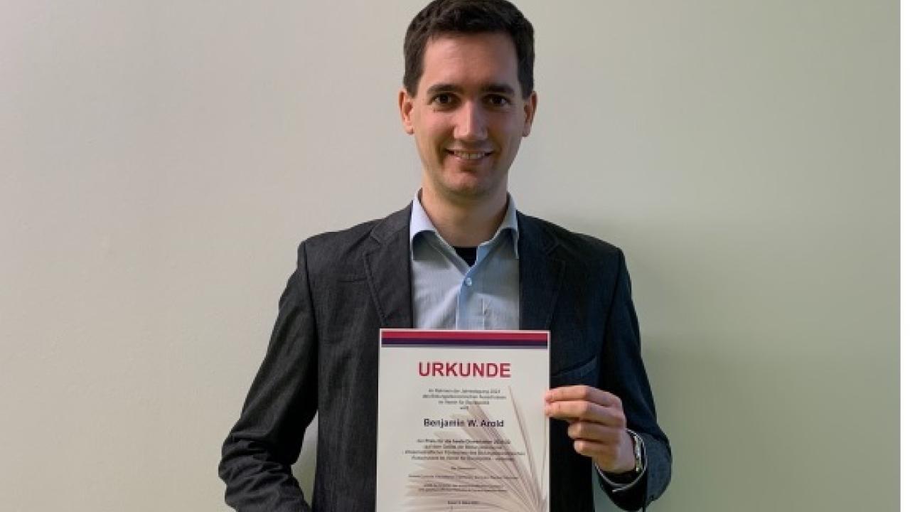Benjamin Arold gewinnt den Preis für die beste bildungsöknomische Dissertation 2021/22.